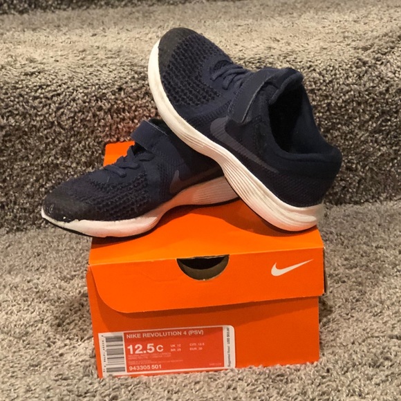 nike revolution 4 navy blue